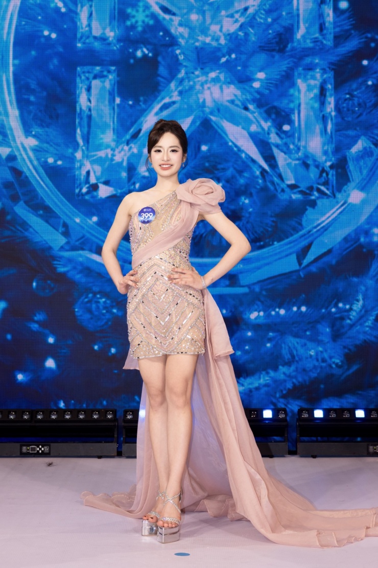 Cô cao 1m7, có làn da trắng và nụ cười tươi tắn. Hà Trang tốt nghiệp loại giỏi Trường Đại học Kinh tế Quốc dân và University of London, hiện là giảng viên tại Học viện Chính sách và Phát triển.