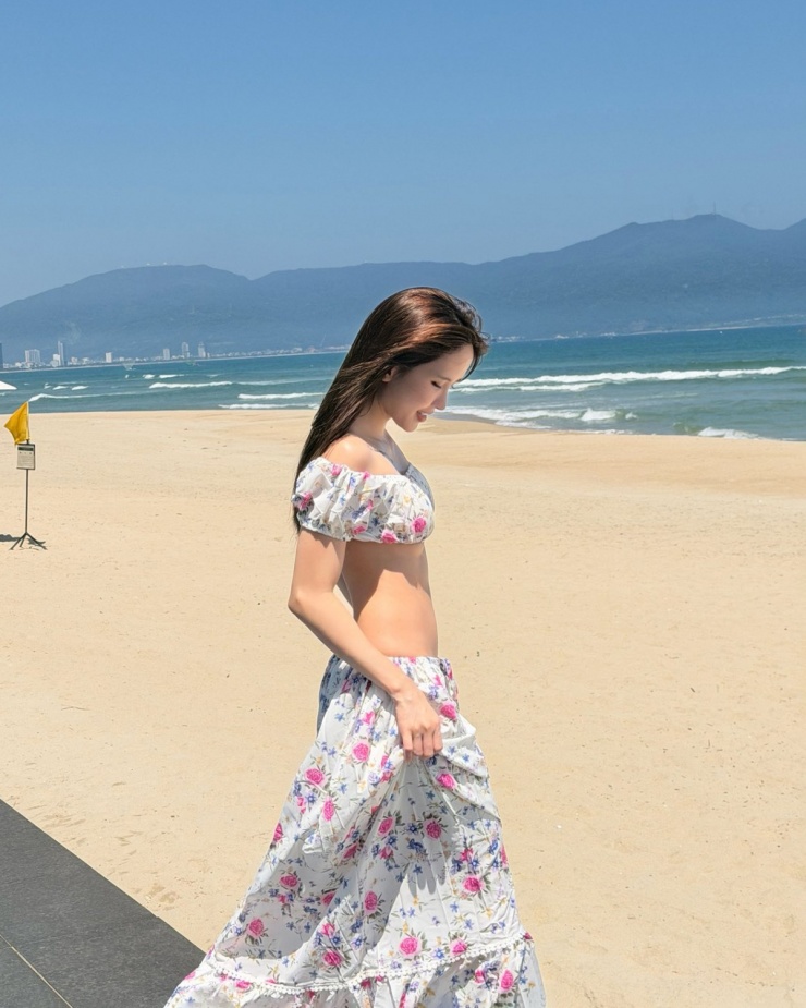 Cũng trong chuyến đi biển, ca sĩ còn khoe vòng eo chưa đến 60 cm với crop top và chân váy maxi.