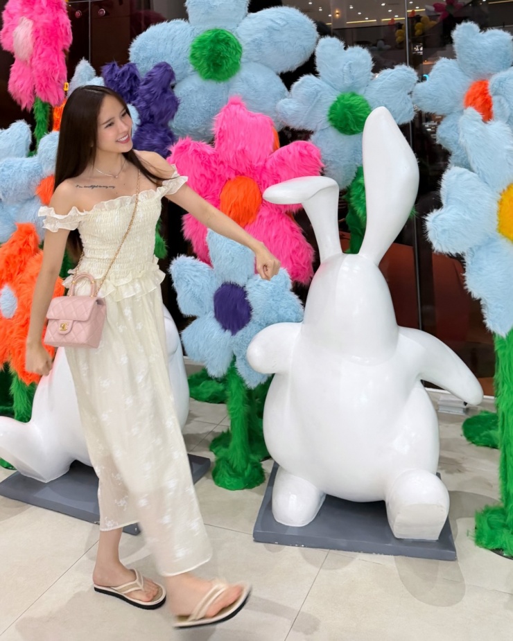 Để phục vụ chuyến đi, Thiều Bảo Trâm sắm nhiều mẫu váy maxi mát mẻ, kiểu dáng trễ vai, tôn vóc dáng.