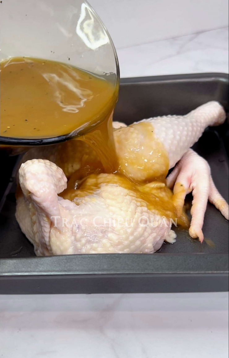 Sau khi khuấy đều đổ lên thân gà