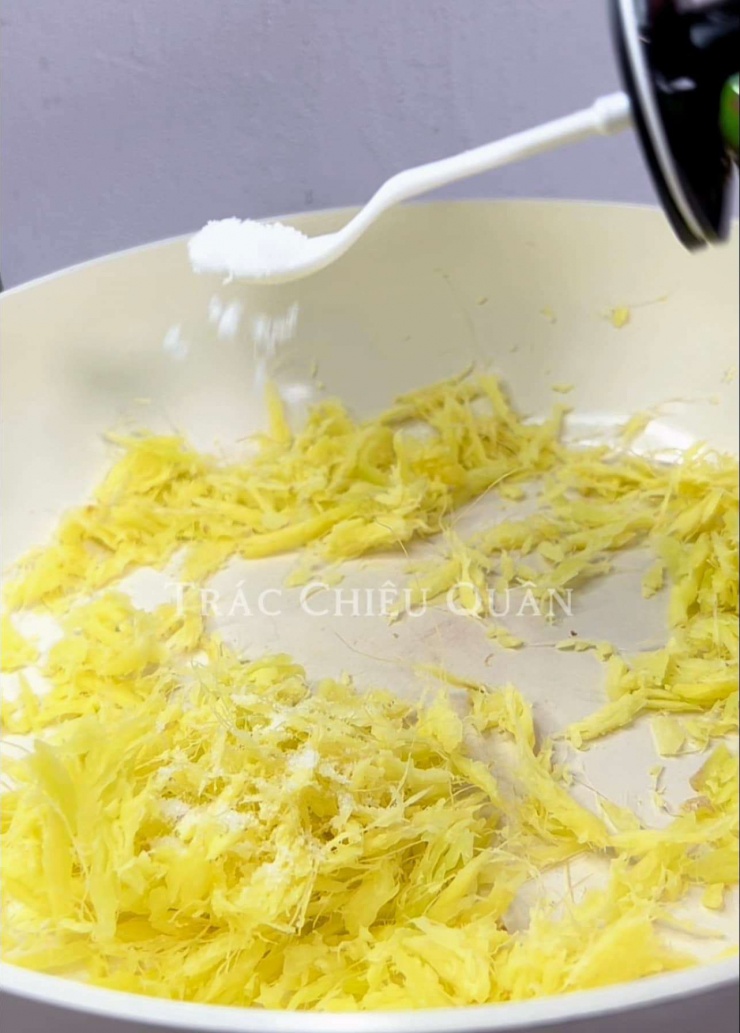 Bã gừng cho vào chảo đảo đều, nêm chút muối