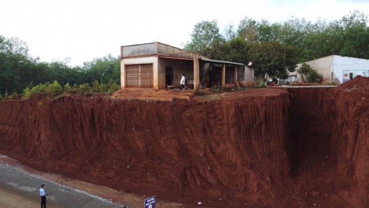  Nhà dân cao hơn mặt đường cả chục mét