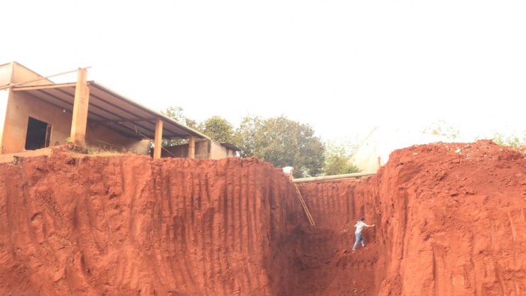 Người dân bắc thang lên nhà 