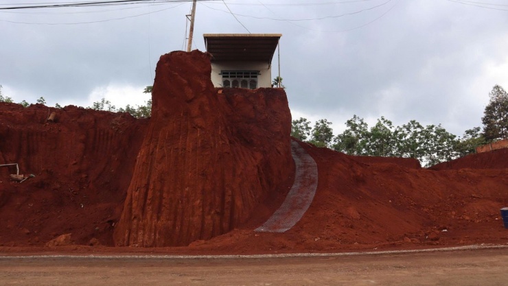 Người dân đào con đường để lên nhà