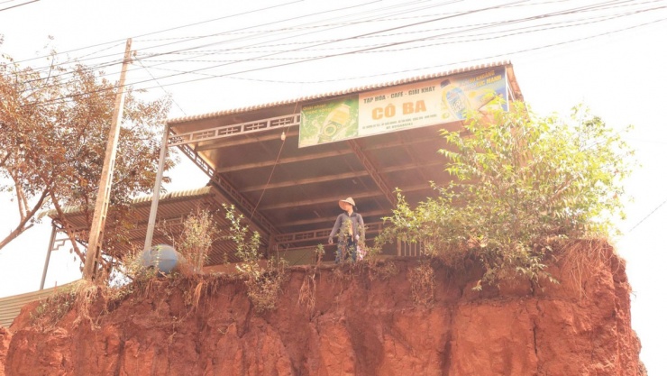 Người dân vừa mừng, vừa lo vì có đường lớn nhưng cuộc sống bị đảo lộn