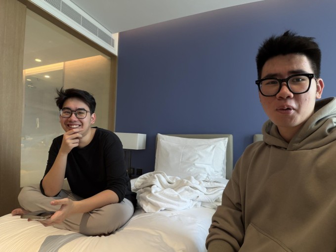 Youtuber Duy An (phải) vẫn an toàn và đợi thông báo từ hãng bay. Ảnh: Relab