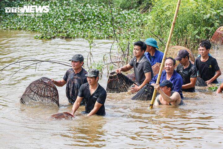 Bên cạnh sào dập, người dân còn chuẩn bị thêm vó, nơm để tăng hiệu quả đánh bắt cá.