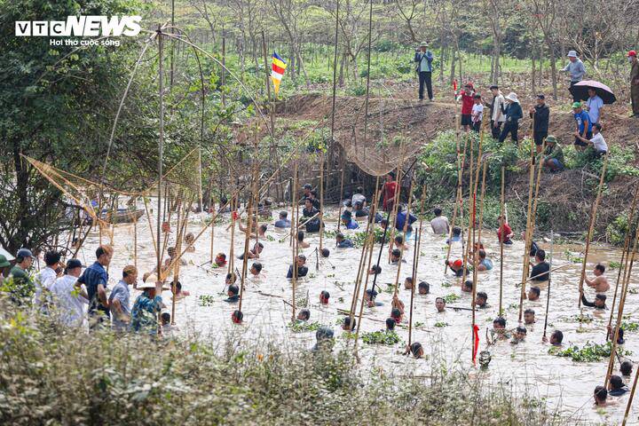 Đánh bắt cá bằng dập đòi hỏi sự phối hợp ăn ý giữa các thành viên. Mọi người phải đồng loạt di chuyển theo một hướng để dồn cá vào lưới; chỉ cần chệch nhịp, cá có thể nhanh chóng thoát ra ngoài.