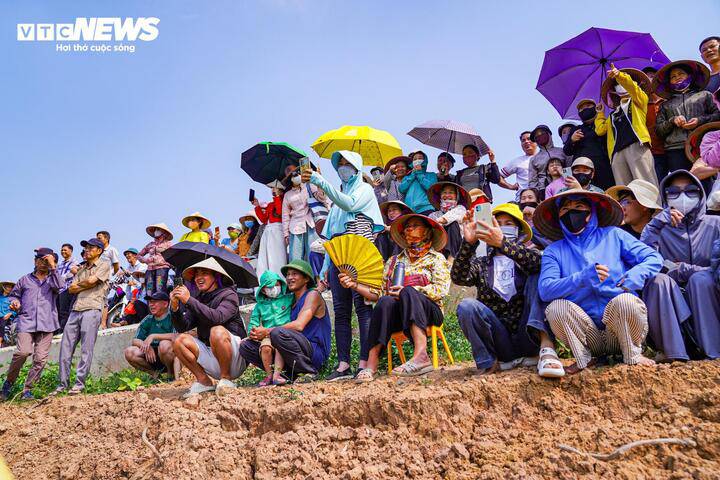 Lễ hội dập sào bắt cá trên sông Tích Giang thu hút đông đảo người dân và du khách thập phương về tham dự, tạo nên không khí sôi động, náo nhiệt những ngày đầu năm mới.