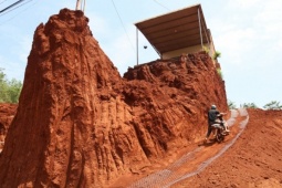 Nhà dân nằm chênh vênh trên tỉnh lộ sau mở rộng