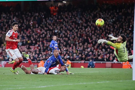 Arsenal lê lết về đích, đầu bảng nhưng lối đá làm fan "già đi chục tuổi"