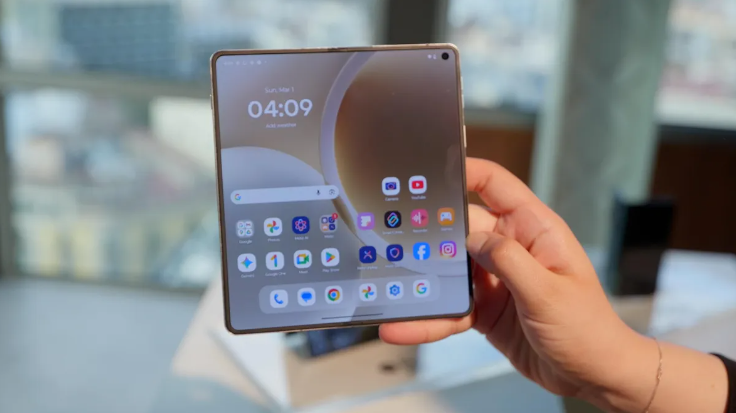 Motorola Razr Fold nằm ở viên pin 6,000mAh.