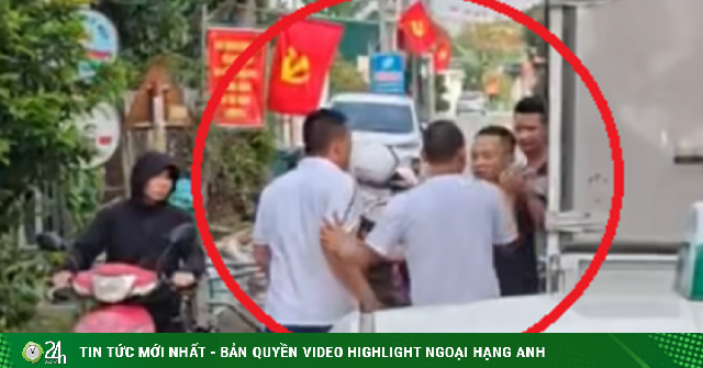 Nhường đường cho ô tô đi, tài xế xe tải bất ngờ bị 3 thanh niên lao vào đánh