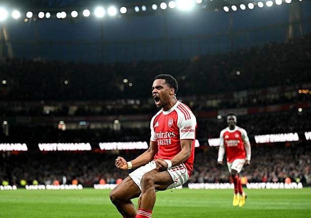 Timber đưa Arsenal lại vượt lên nhờ phạt góc