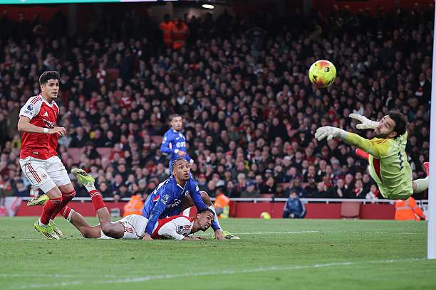 Chelsea chỉ còn 10 người nhưng Arsenal vẫn phải dựa vào Raya để thoát bàn thua những phút cuối