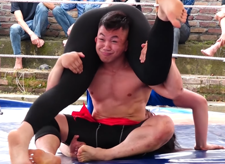 Hồng Sơn lấy hết sức bốc 2 chân Anh Thơ lên cao