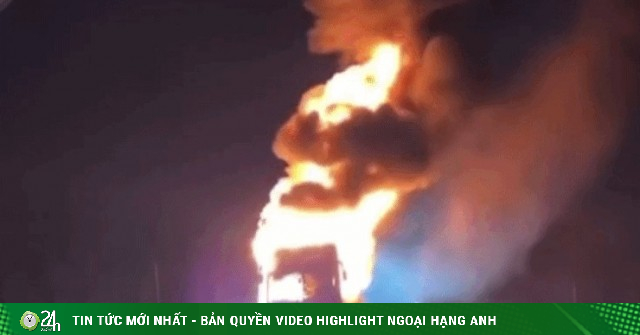 Ô tô khách chở 44 người nổ lốp trước, bốc cháy