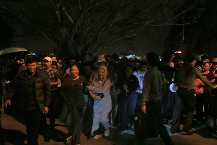 Khoảng 0h30 ngày 3/3, ban tổ chức mở rào. Dòng người bắt đầu tiến vào đền trong trật tự để dâng hương, cầu an, chờ đến 5h sáng xin ấn đầu xuân.