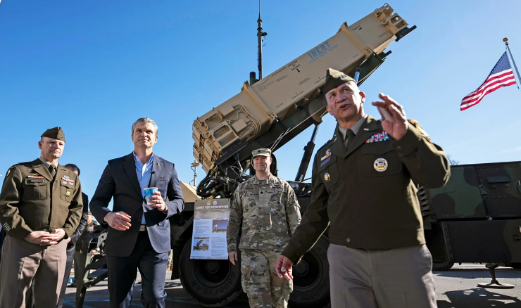 Bộ trưởng Chiến tranh Mỹ Pete Hegseth gần bệ phóng tên lửa Dark Eagle, tháng 12/2025. Nguồn: The War Zone
