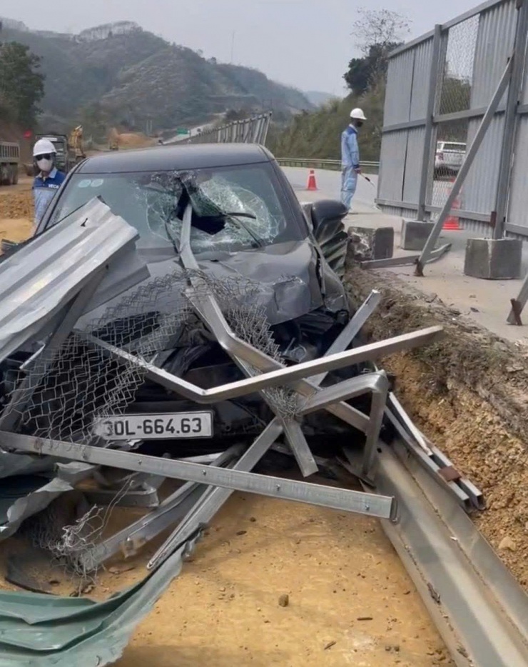 Hiện trường vụ tai nạn tại km 194 cao tốc Nội Bài - Lào Cai. Ảnh: NDCC