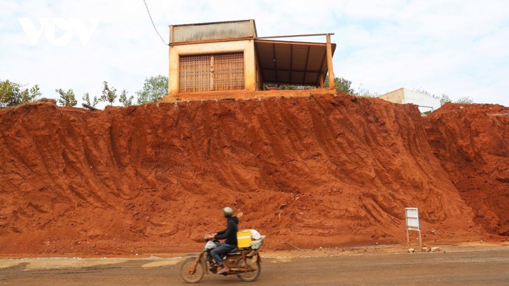 Do việc giải phóng mặt bằng chưa xong nên đã xảy ra tình trạng trên 