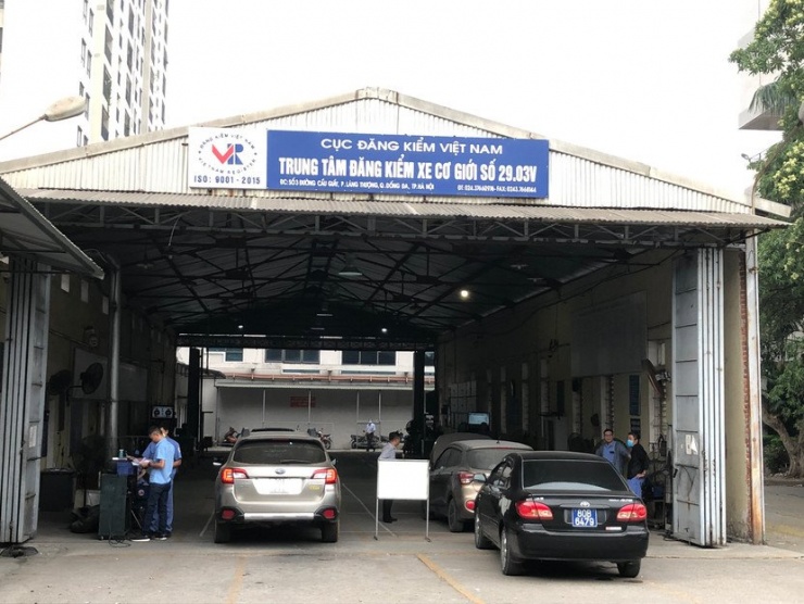 Việc thực hiện cấp Giấy chứng nhận đăng kiểm điện tử cùng quy trình kiểm định khí thải mới đã gây tắc nghẽn hệ thống đăng kiểm