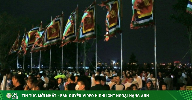 Hàng nghìn người xếp hàng chờ khai ấn Đền Trần Nam Định 2026 trong đêm