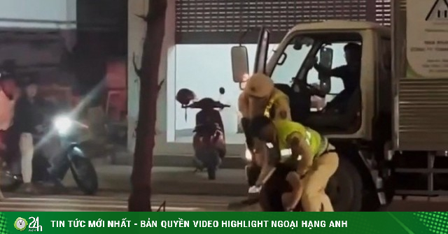 CSGT rút súng khống chế tài xế xe tải ‘thông chốt’ kiểm tra nồng độ cồn