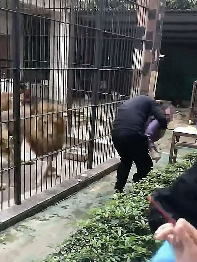 Bé gái khi được giải cứu thành công. Ảnh chụp màn hình