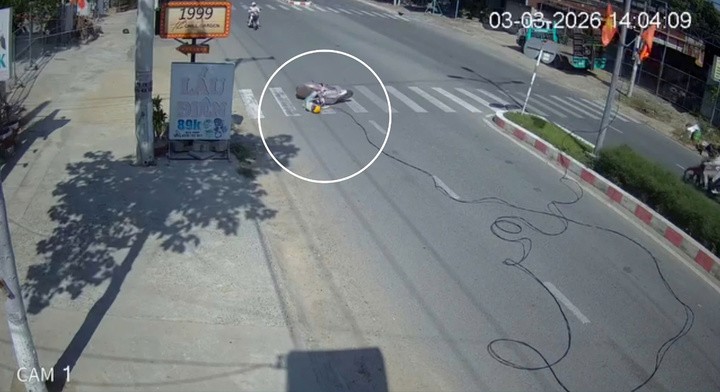 Người phụ nữ té do vướng dây điện.