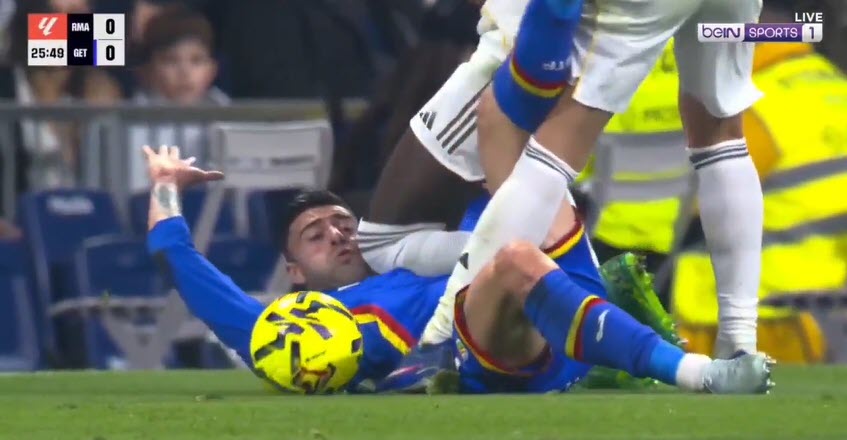 Sao trẻ bị đuổi vì chửi trọng tài, Rudiger tung gối vào mặt đối thủ - 5