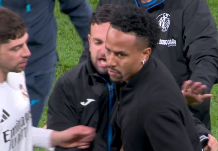 Sao trẻ bị đuổi vì chửi trọng tài, Rudiger tung gối vào mặt đối thủ - 4