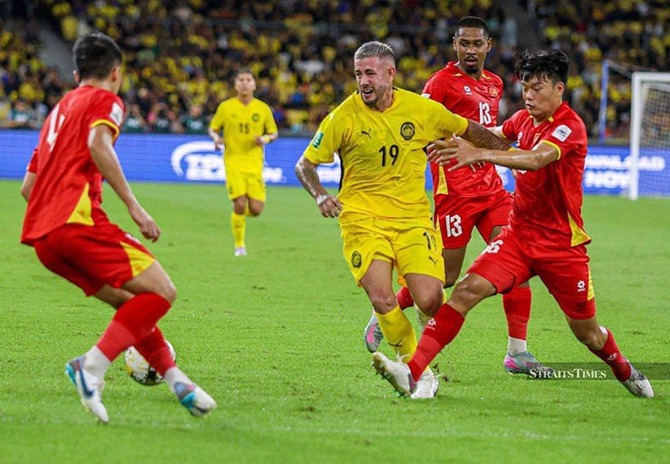 Malaysia thắng đậm 4-0 ở lượt đi