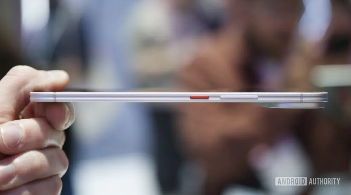 Điện thoại Tecno chỉ dày 4,9mm.