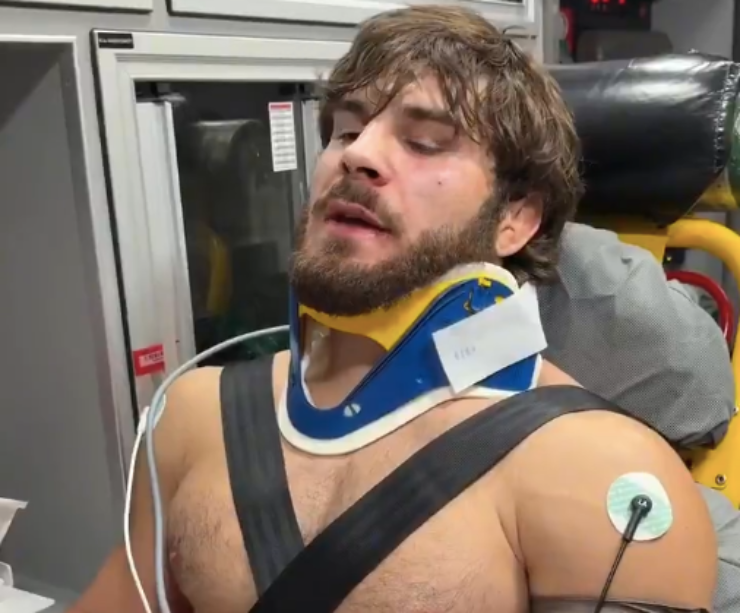 Poullas gặp chấn thương khi bị đối thủ đấm