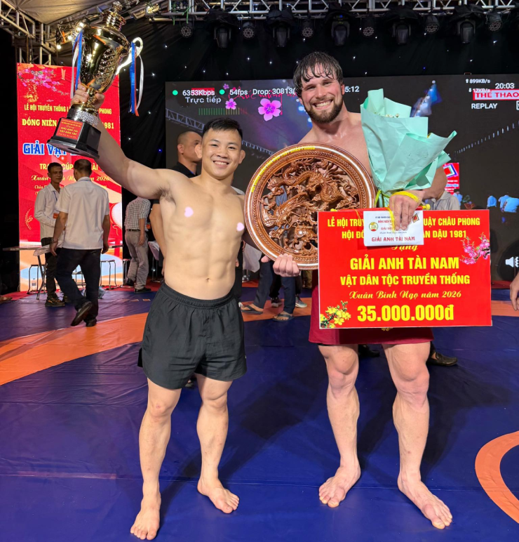 Hồng Sơn (bên trái) và Zakhar (bên phải) đang cùng nhau thi đấu ở nhiều hội vật truyền thống