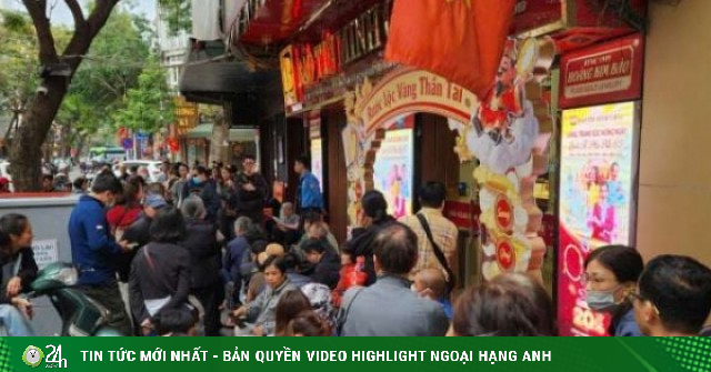 Giá vàng hôm nay mới nhất (3/3) bất ngờ giảm mạnh: Người mua đông nghịt, nhà vàng bán "nhỏ giọt"