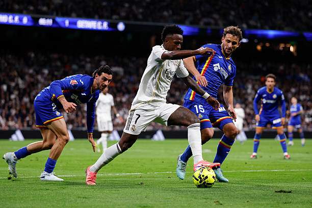 Càng về cuối trận, Vinicius càng không cựa quậy nổi trước 2-3 cầu thủ Getafe vây quanh