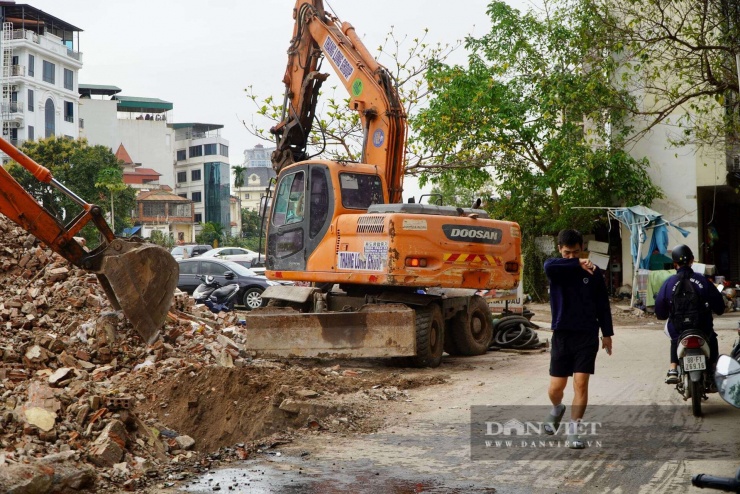 Anh Trịnh Hoàng Anh, sống tại số nhà 10B ngõ 165 đường Cầu Giấy (Hà Nội) cho biết, mong việc giải tỏa diễn ra nhanh chóng để công tác xây dựng được diễn ra đúng thời hạn. "Hiện tại việc phá dỡ cũng đang gây bụi bẩn và tiếng ồn cho người dân xung qanh, tuy nhiên muốn có giao thông thuận lợi thì đây là việc tất yếu. Tôi mong muốn mọi việc thi công diễn ra thuận lợi để về đích đúng hạn giúp người dân ổn định cuộc sống", anh Hoàn Anh bộc bạch.