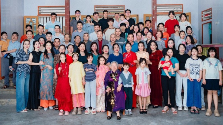 Cụ Thuận bên đại gia đình 