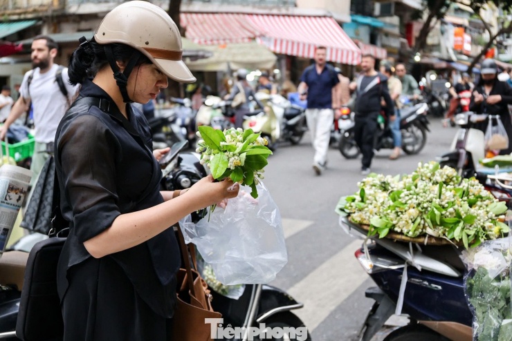 Là người yêu thích mùi hương thơm dịu của hoa bưởi, năm nào chị Lê Thị Hường (phường Cửa Nam) cũng săn đón hoa bưởi để nấu chè cúng Rằm tháng Giêng. Theo chị Hường, so với các loài hoa khác, hoa bưởi nhanh tàn và giá thành đắt hơn rất nhiều, thế nhưng với những ai yêu vẻ đẹp và mùi hương của hoa bưởi thì sẽ không tiếc tiền để mua một vài lạng về trang trí hoặc nấu chè dâng cúng lễ trong ngày rằm.