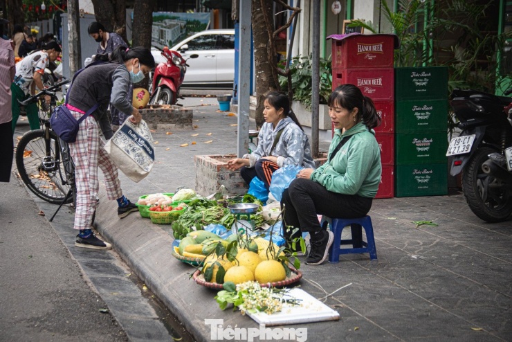 “Rằm tháng Giêng năm nay, khách chuộng hoa bưởi lắm, mỗi ngày cũng bán được 7-8kg. Nay chính Rằm, tôi bán từ sớm đến 9h sáng cũng chỉ còn 3,4 bó nhỏ".