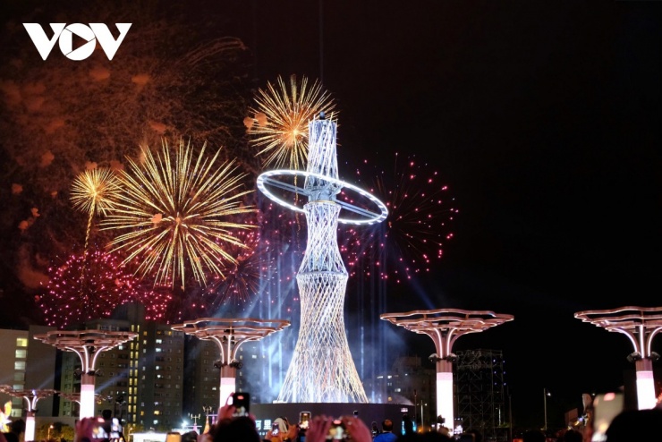 Tâm điểm của lễ hội là đèn lồng chính mang tên “Alishan, Veiled in Luminous Mist”, lấy cảm hứng từ vùng núi Alishan nổi tiếng.