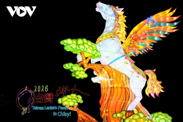 Một đèn lồng chính, hai đèn phụ cùng 22 khu chủ đề trải dài, tạo nên bức tranh thị giác đa tầng, đưa du khách bước vào hành trình kể chuyện bằng ánh sáng và âm thanh.