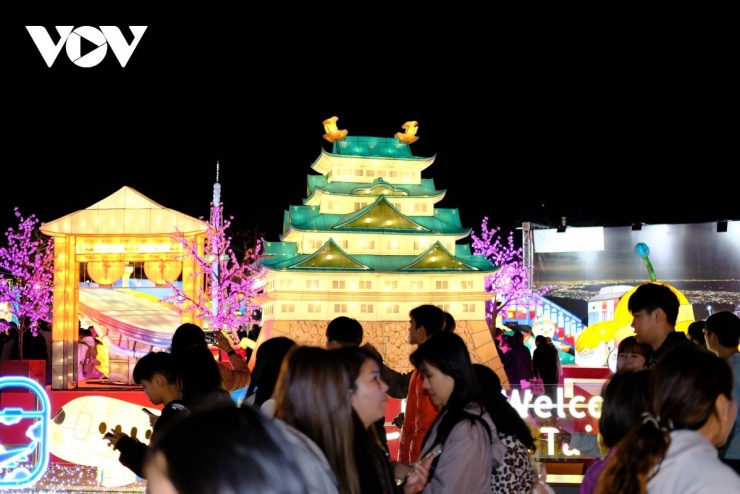 “Light Shining in the Woods” gợi nhắc ký ức vàng son của ngành lâm nghiệp, khi những cánh rừng từng là biểu tượng phát triển của địa phương. “Harvest Jubilee” tái hiện bức tranh trù phú của nông nghiệp, được nuôi dưỡng bởi hệ thống thủy lợi lâu đời.