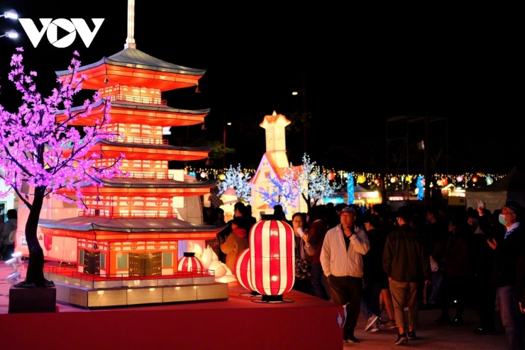 Du khách sau đó bước qua cổng chào “From Chiayi, to the world”, như một điểm chuyển nhịp từ câu chuyện địa phương sang tầm nhìn rộng mở.