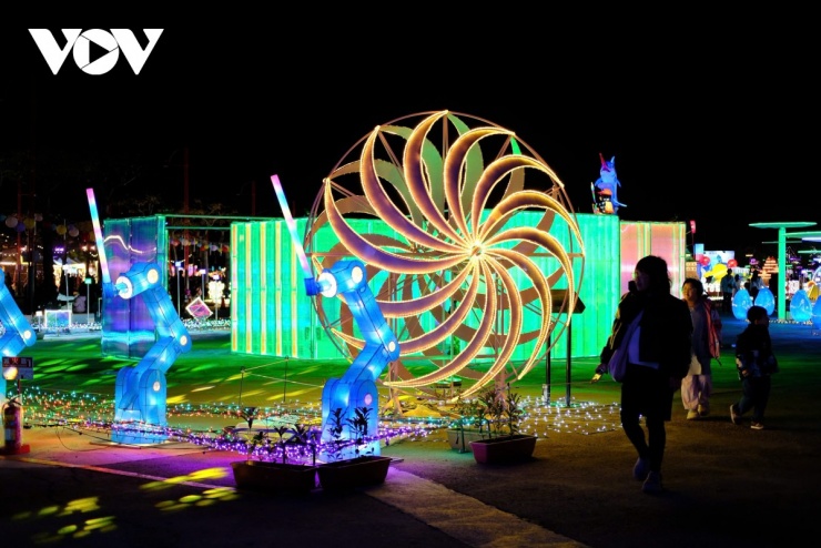 Trong không gian nơi ánh sáng kể chuyện và công nghệ nâng đỡ truyền thống, Gia Nghĩa đang khẳng định vị thế điểm đến mới của du lịch văn hóa Đài Loan (Trung Quốc) – nơi quá khứ, hiện tại và tương lai cùng thắp sáng trong một đêm hội rực rỡ.