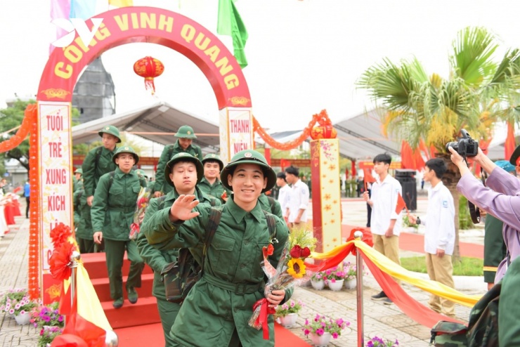 Năm 2026, Hà Nội có 4.721 công dân lên đường nhập ngũ (trong đó Quân đội 4.000, Công an 721 công dân). Hơn 2.428 công dân xung phong viết đơn tình nguyện nhập ngũ (chiếm hơn 60%; trong năm nay, công dân nhập ngũ có trình độ đại học, cao đẳng, trung học chuyên nghiệp đạt 30%, có 164 đồng chí là đảng viên).