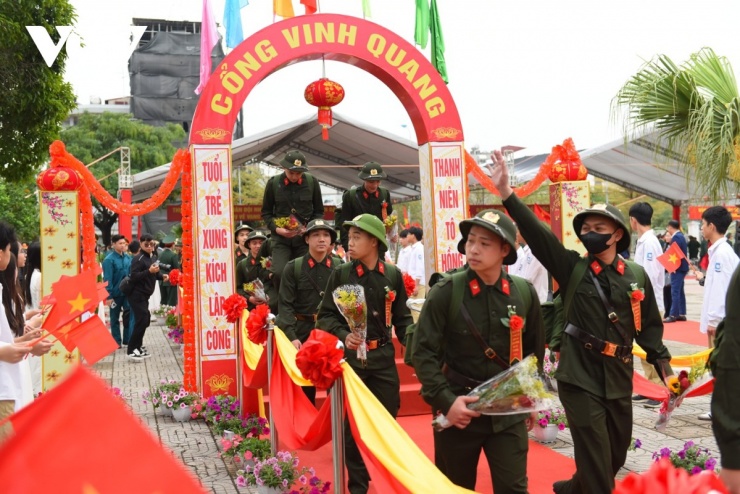 Tại điểm giao, nhận quân số 6, tổng cộng 440 thanh niên, đoàn viên thanh niên ưu tú đã tự tin vững bước lên đường để thực hiện nghĩa vụ thiêng liêng bảo vệ Tổ quốc với khí thế và quyết tâm cao.