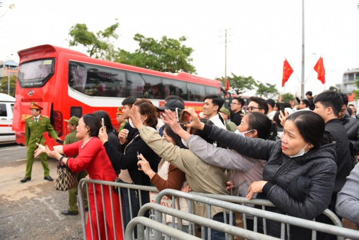 Hàng nghìn người dân tại các phường xã Long Biên, Bồ Đề, Việt Hưng, Phúc Lợi, Gia Lâm, Thuận An, Bát Tràng, Phù Đổng, Đông Anh, Thiên Lộc, Vĩnh Thanh... đã đến điểm giao, nhận quân từ sớm để tiễn con em của họ lên đường thực hiện nghĩa vụ.